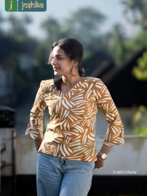 COTTON PRINTED V-NECK CROP TOP WITH 3/4 SLEEVES