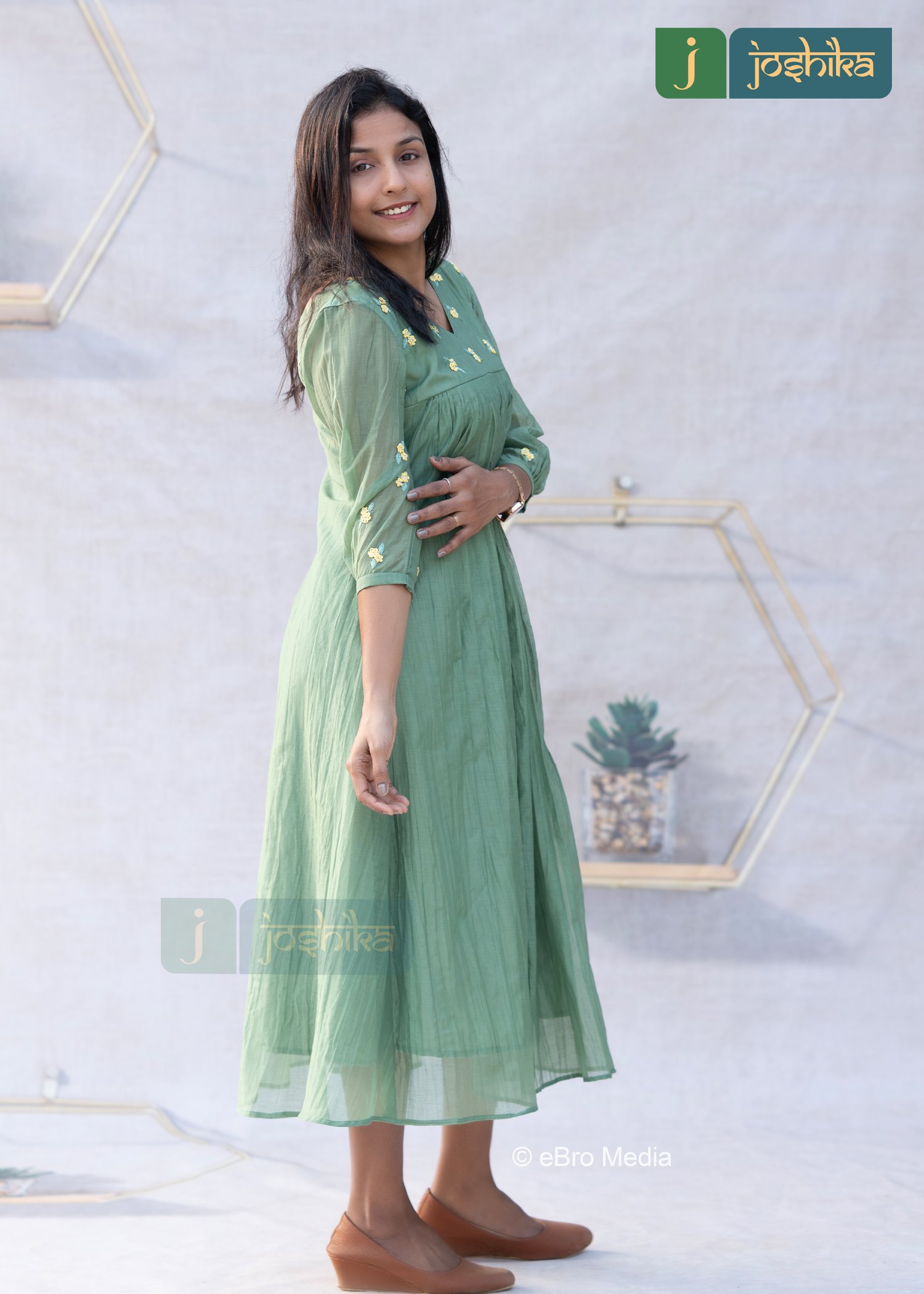HAND EMBROIDERED CHANDERI KURTA WITH PLEAT - Image 3