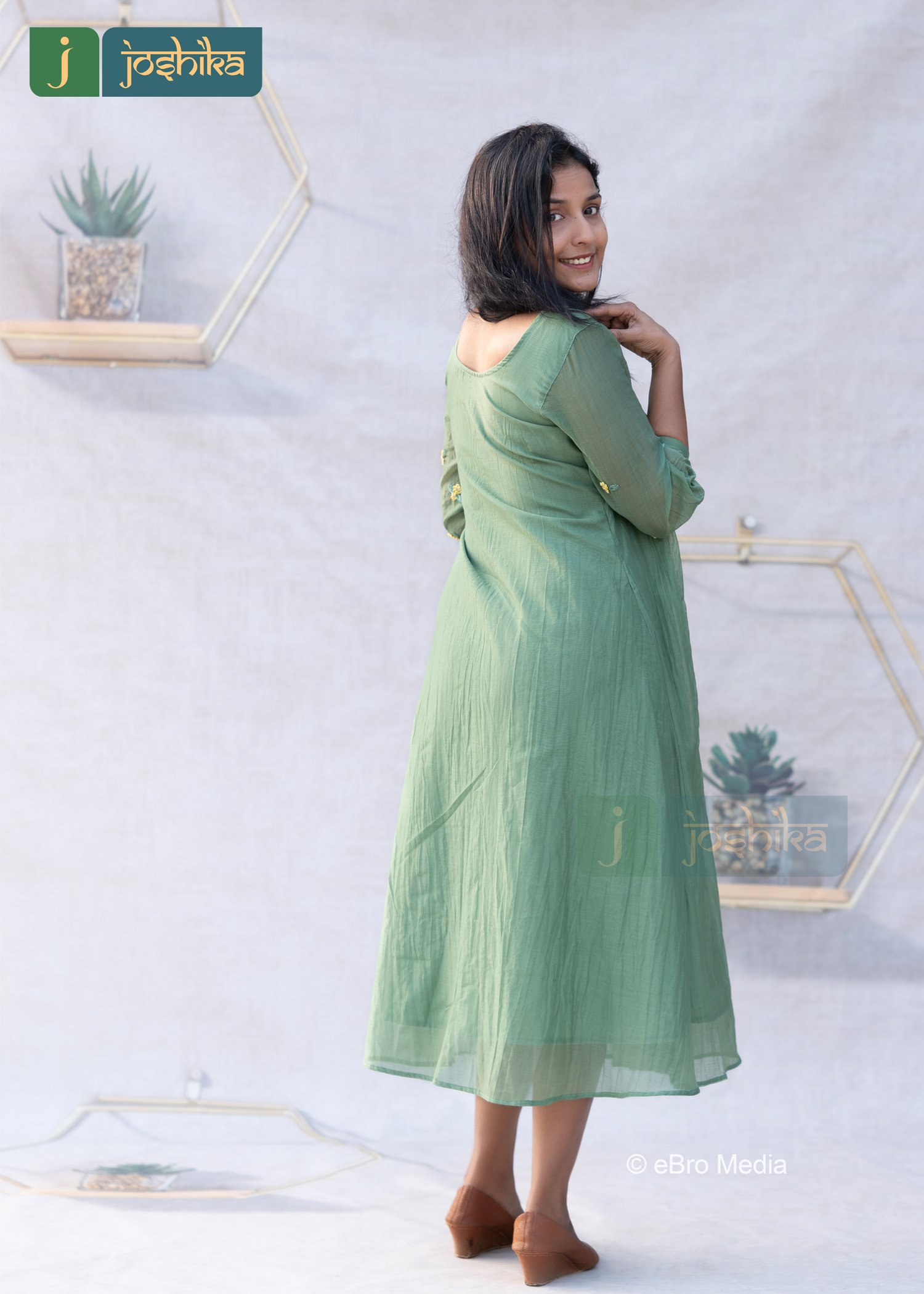 HAND EMBROIDERED CHANDERI KURTA WITH PLEAT - Image 4