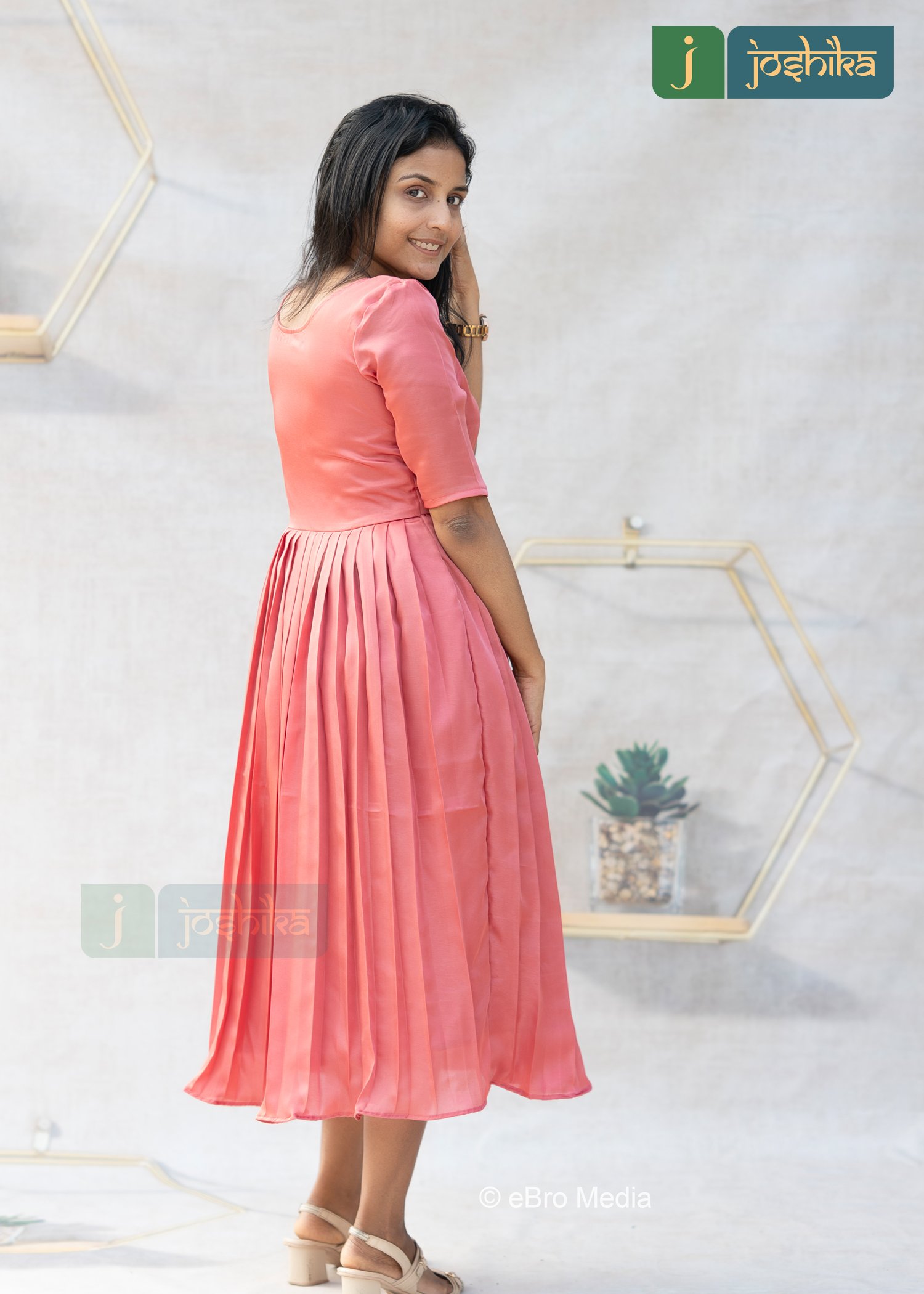 GRACEFUL SCALLOP NECK MODAL SATIN KURTA - Image 3