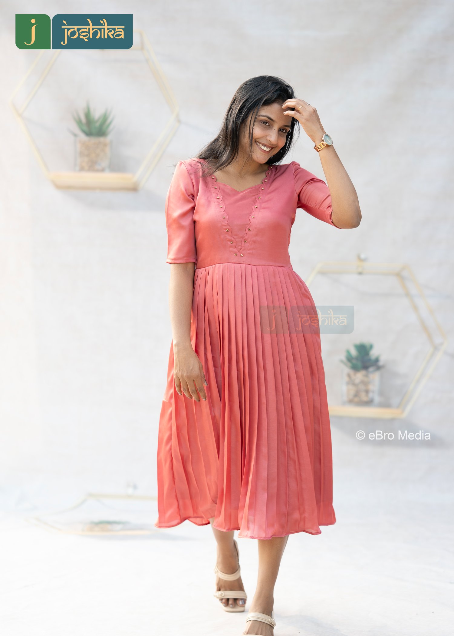 GRACEFUL SCALLOP NECK MODAL SATIN KURTA