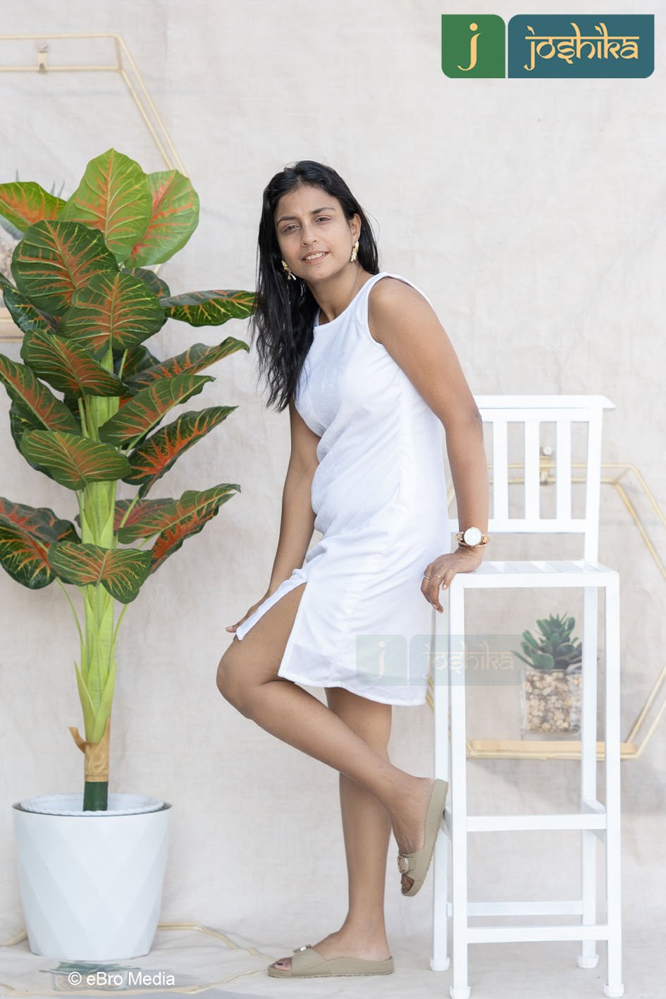 ELEGANT VELVET WESTERN DRESS - CHIC AND MINIMAL STATEMENT - Image 4