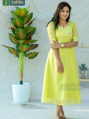 ELEGANT CHANDERI KURTA WITH FLORAL EMBROIDERED DETAILS