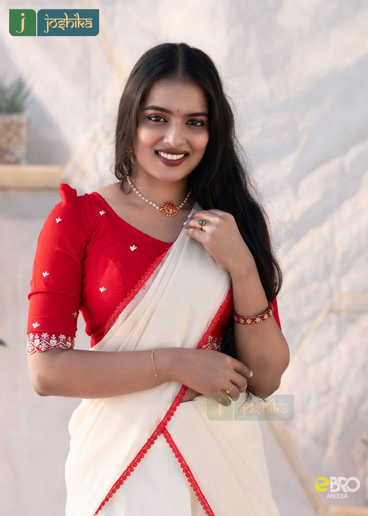 GRACEFUL ETHNIC DAVANISET IN IVORY WITH RED ACCENTS - Image 2