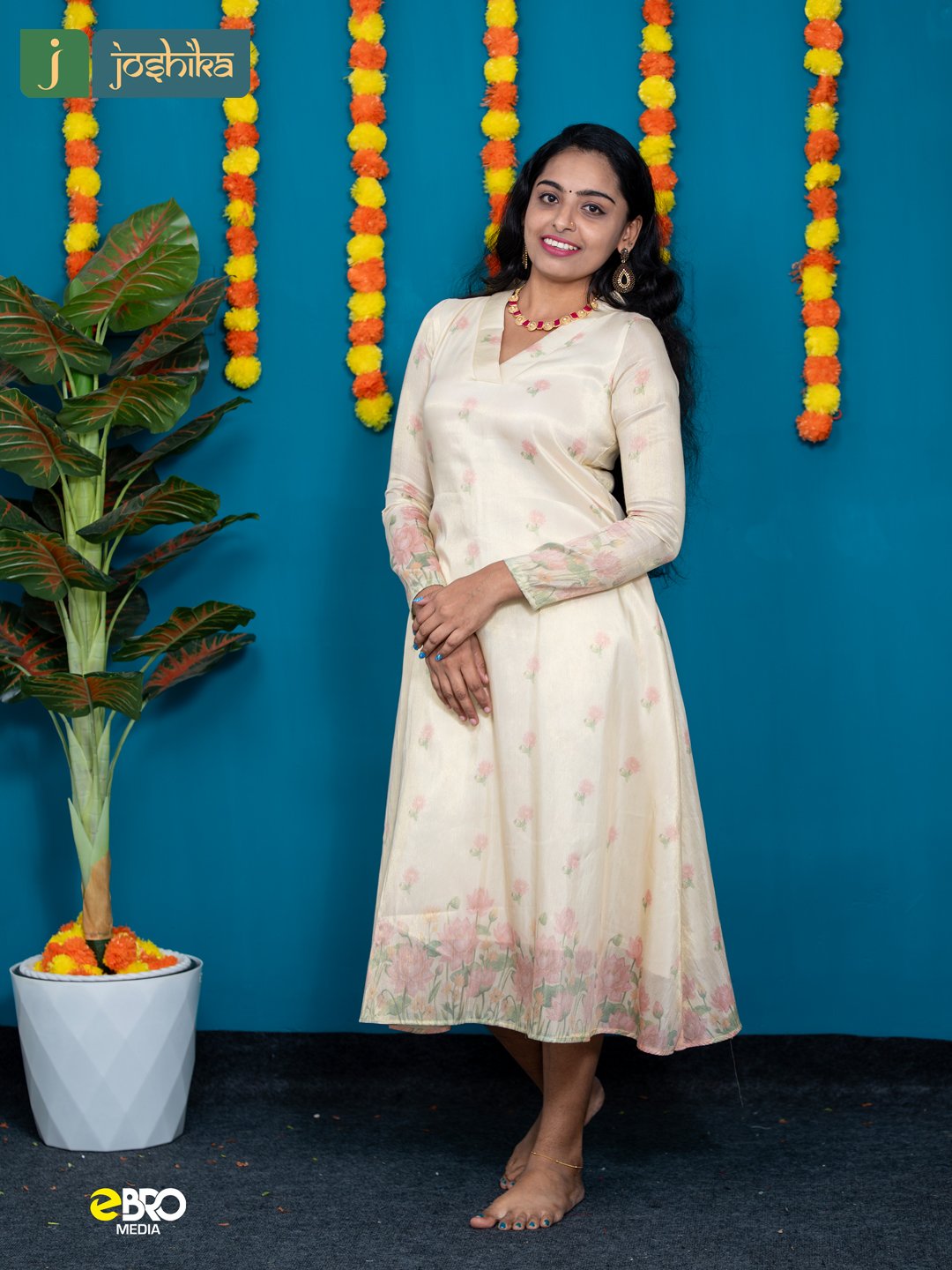 Onam Festive Lotus Bloom Printed Kurta - Image 5