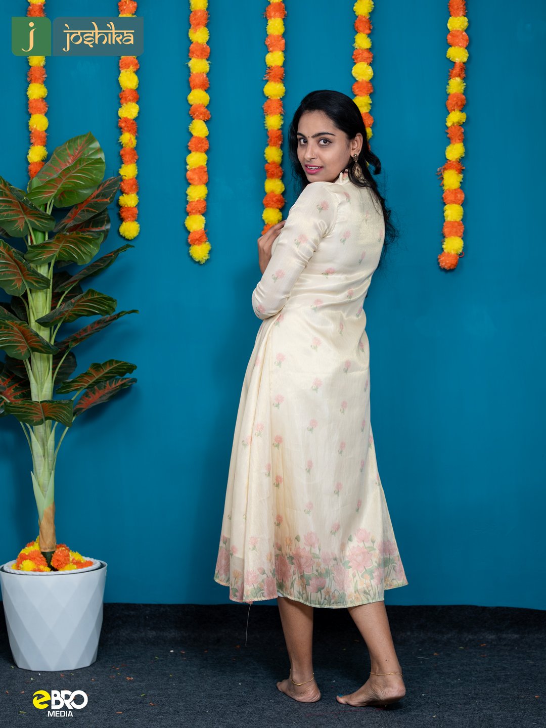 Onam Festive Lotus Bloom Printed Kurta - Image 6